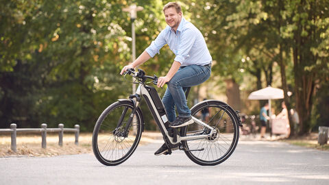Mann mit Hemd auf E-Bike