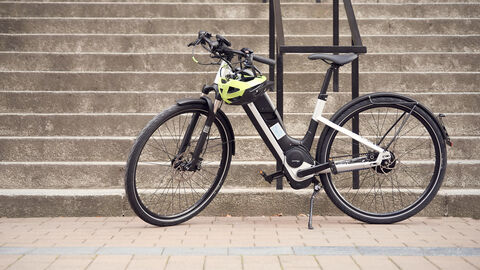 E-Bike vor Treppe