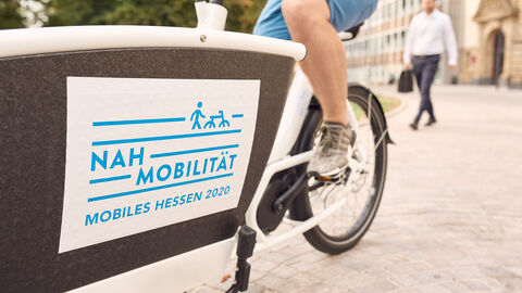 Radfahrer auf einem Lastenfahrrad in der Stadt