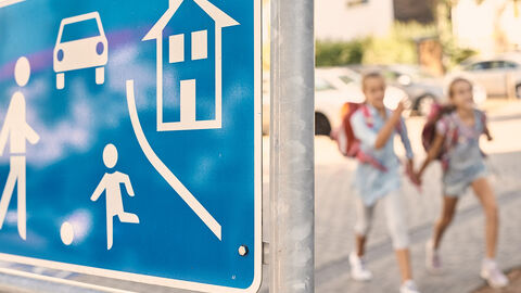 Zwei Schülerinnen auf einer Spielstraße