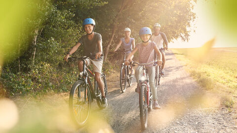 Vierköpfige Familie beim Fahrradausflug