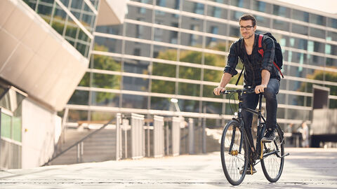 Mann unterwegs mit dem Fahhrad
