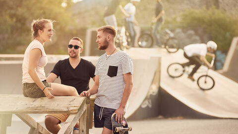 Junge Menschen im Skatepark