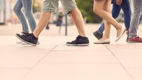 Beine in Fußgängerzone