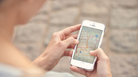 Handy mit Radroutenplaner