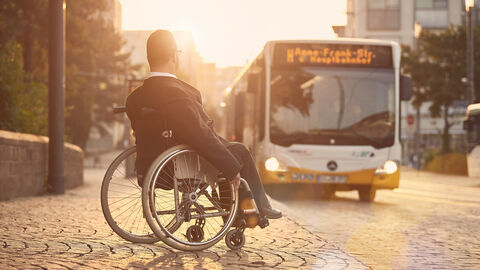 Rollstuhlfahrer wartet auf Bus 