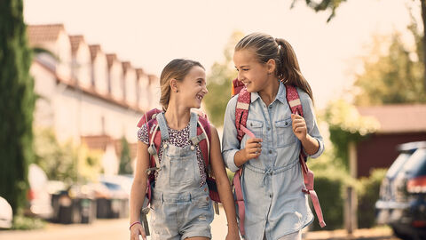 Zwei Schülerinnen auf dem Weg zur Schule