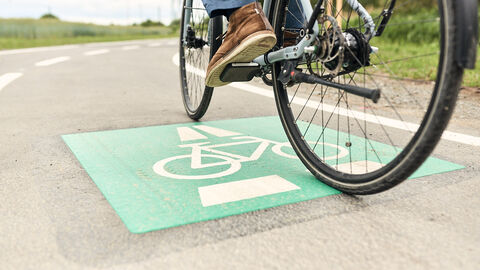 Detailaufnahme eines Radfahrers auf einem Radschnellweg