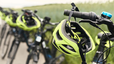 Fahrräder stehen nebeneinander