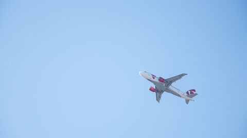 Flugzeug am Himmel Flugzeug am Himmel nach dem Start