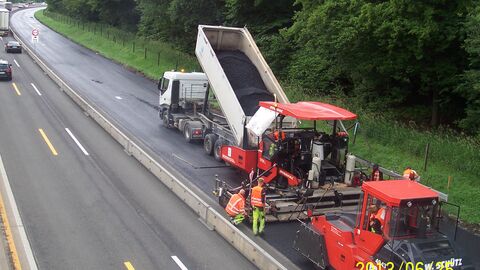 Eine Bundesstraße wird asphaltiert Eine Bundesstraße wird asphaltiert