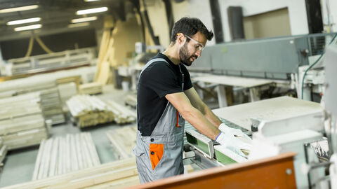 Einer von vielen Auszubildenden in Hessen steht am Werktisch