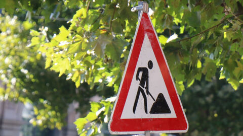 Nahaufnahme eines Bauschildes