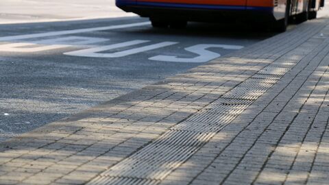 blindenstreifen_bushaltestelle_il