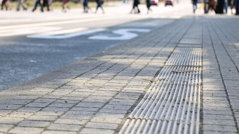 blindenstreifen_bushaltestelle_ohne_bus_il blindenstreifen_bushaltestelle_ohne_bus_il