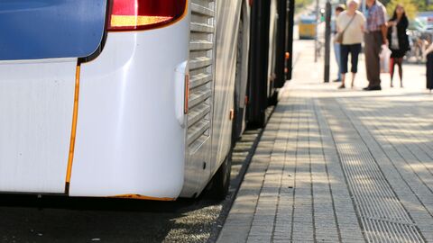 blindenstreifen_bushaltestelle_personen_il blindenstreifen_bushaltestelle_personen_il
