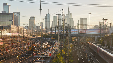 Blick auf befahrene Schienen, die in den Frankfurter Hauptbahnhof führen