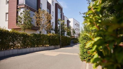 Blick auf eine Wohnstraße mit Neubauten