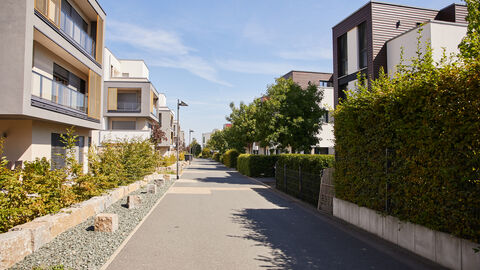 Blick in die Straße eines Neubauviertels