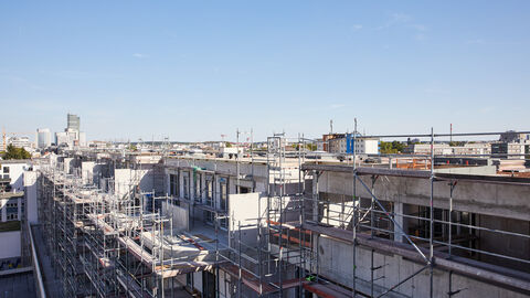 Blick vom Dach eines Rohbaus zum Horizont