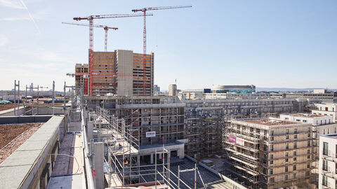 Baustelle mit diversen Gebäuden mit Baugerüst