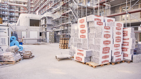 verschiedene Bauutensilien auf einer Baustelle