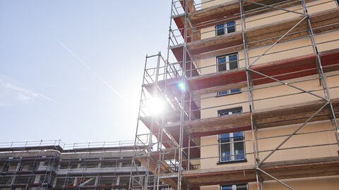 Nahaufnahme eines Rohbaus mit Baugerüst