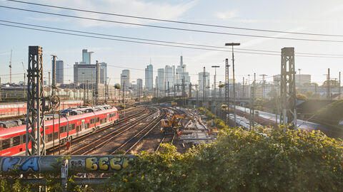 Blick auf die Schienen zum Hauptbahnhof Frankfurt