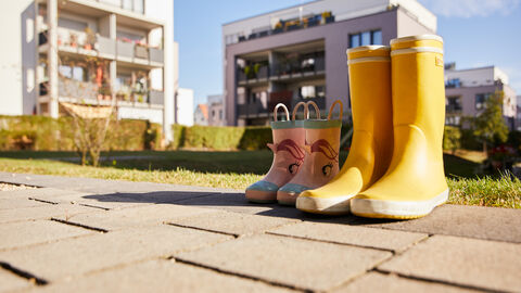 Gummistiefel vor Neubau