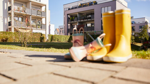 Nahaufnahme von zwei Paar Gummistiefeln für Kind und Erwachsenen