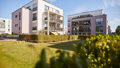 Blick auf neu gebaute Mehrfamilienhäuser
