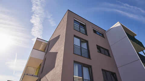 Neubau Blick auf einen Neubau von unten