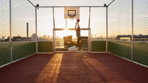 frankfurter_bogen_ha_00571 junger Mann spielt Basketball