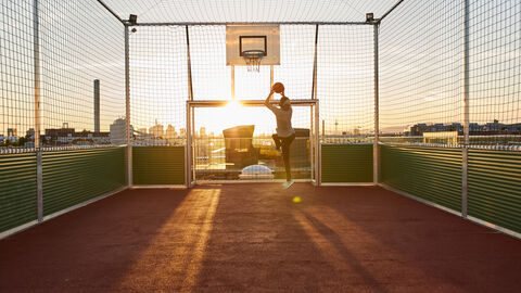 junger Mann spielt Basketball
