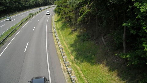 Vierspurige Straße in Hessen Blick auf eine vierspurige Straße
