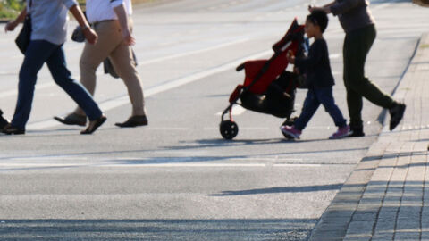Fußgänger überqueren eine Straße