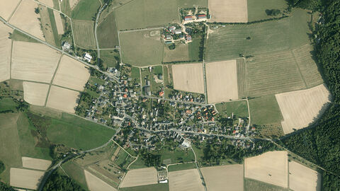 Luftaufnahme von einem Dorf