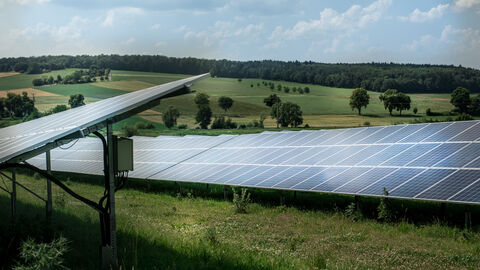 Blick auf eine hessische Solaranlage