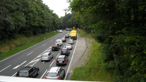 Stau auf einer Bundesstraße in Hessen