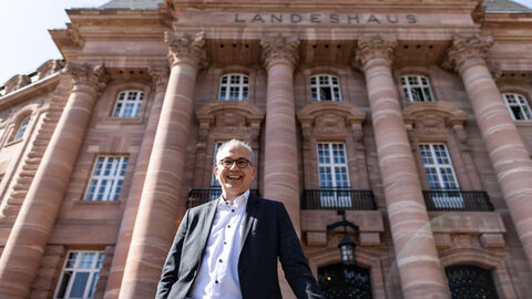 Minister Al-Wazir steht vor dem Landeshaus 