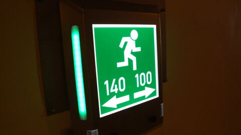 tunnel_fluchtweg_anzeigechessen_mobil