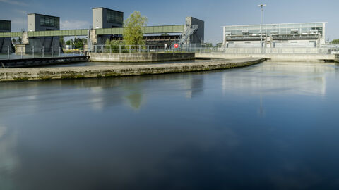 Blick auf ein hessisches Wasserkraftwerk