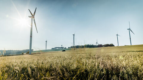 Blick auf den Windpark Diemelsee Blick auf einen Windpark im Gegenlicht