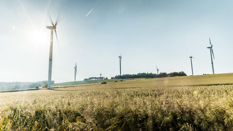 Blick auf den Windpark Diemelsee Blick auf einen Windpark im Gegenlicht