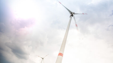 Blick von unten auf ein Windrad im Windpark Schöneck
