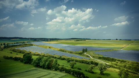 Solarpark in Wolfshagen Solarpark in Wolfshagen mit vielen Solarmodulen im grünen Umfeld unter blauem Himmel