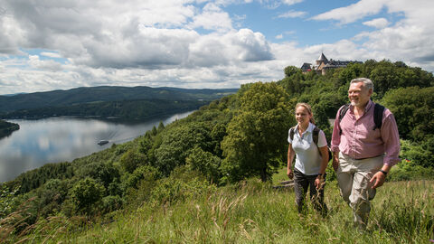 Wanderung am Edersee Zwei Personen Wandern am Edersee