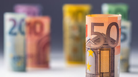 Nahaufnahme stehender aufgerollter Geldscheine