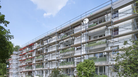Mietshaus mit Baugerüst  Mietshaus mit Baugerüst