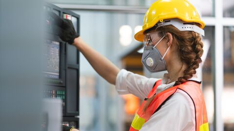 Auszubildende mit gelbem Helm